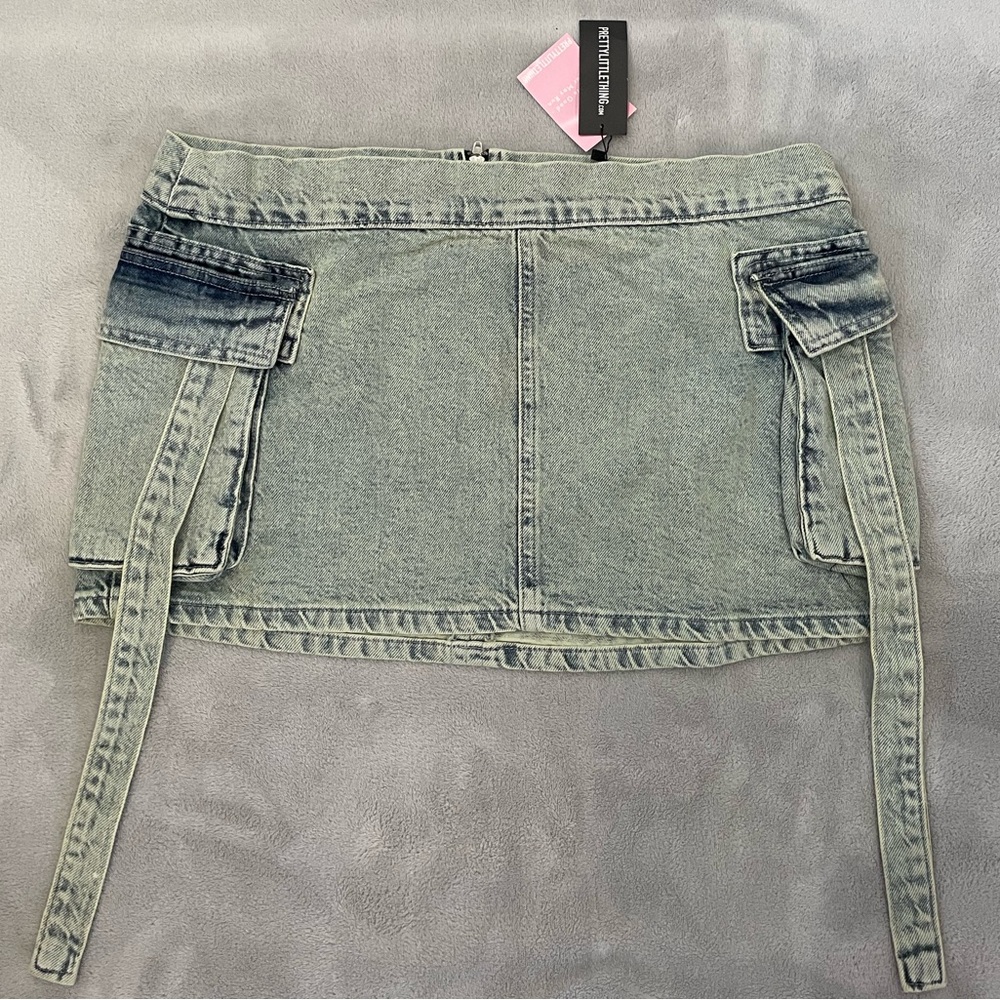 NWT PrettyLittleThing Vintage Wash Cargo Pocket Denim Mini Skirt